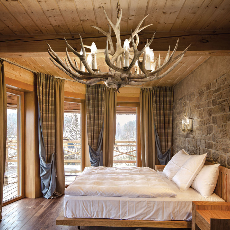 Lampadario grande in metallo con elementi decorativi in resina