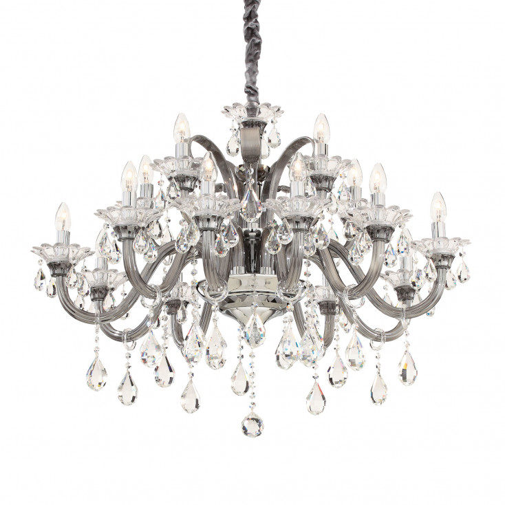 Lampadario grande in metallo cromato con bracci e pendenti in vetro soffiato