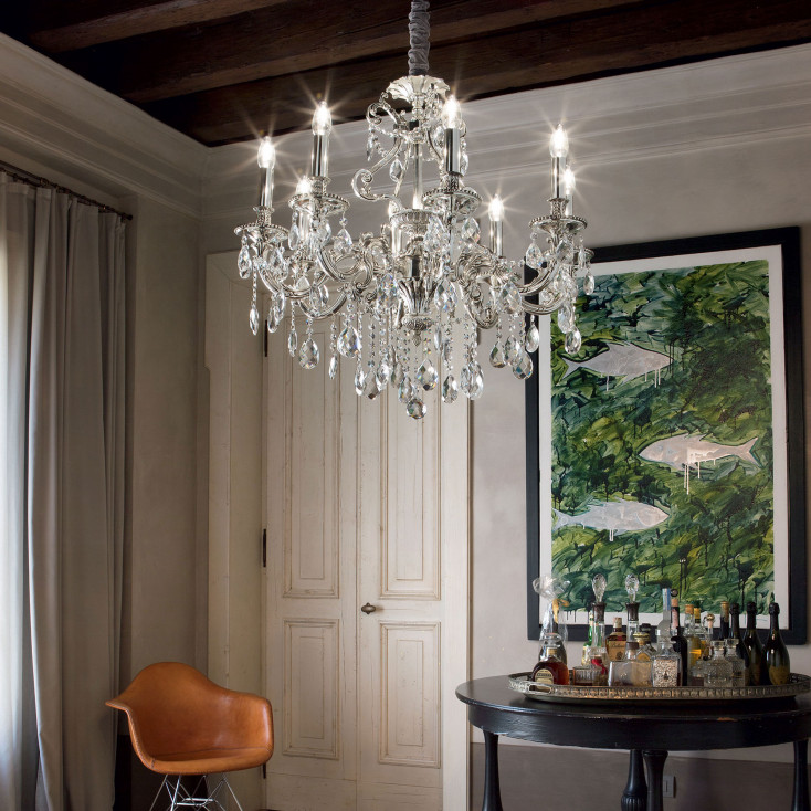 Lampadario medio con struttura in metallo e pendagli in cristallo molato
