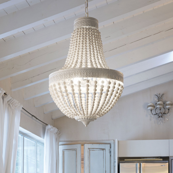 Lampadario rustico in metallo con decorazioni in perle di legno