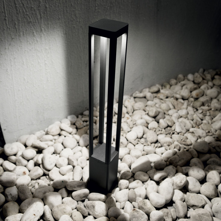 Lampione da giardino a led con struttura alta in alluminio e diffusore in vetro