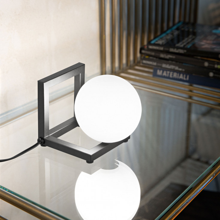 Lampda da tavolo di design con struttura in metallo e diffusore in vetro