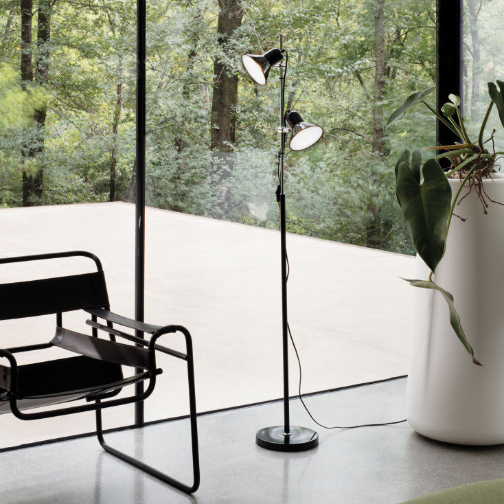 Piantana dal design moderno con struttura in metallo e diffusori regolabili