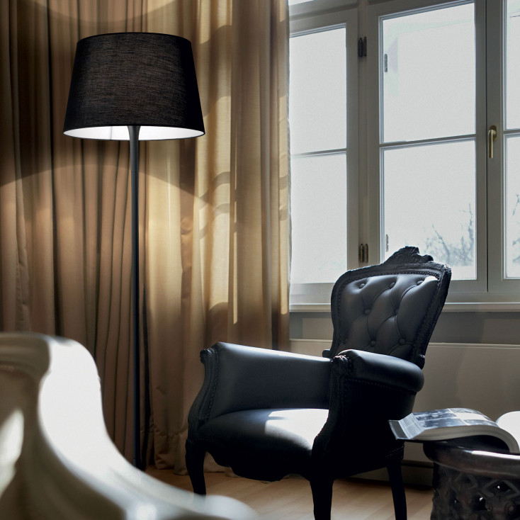 Piantana moderna in metallo con paralume in lamina di pvc