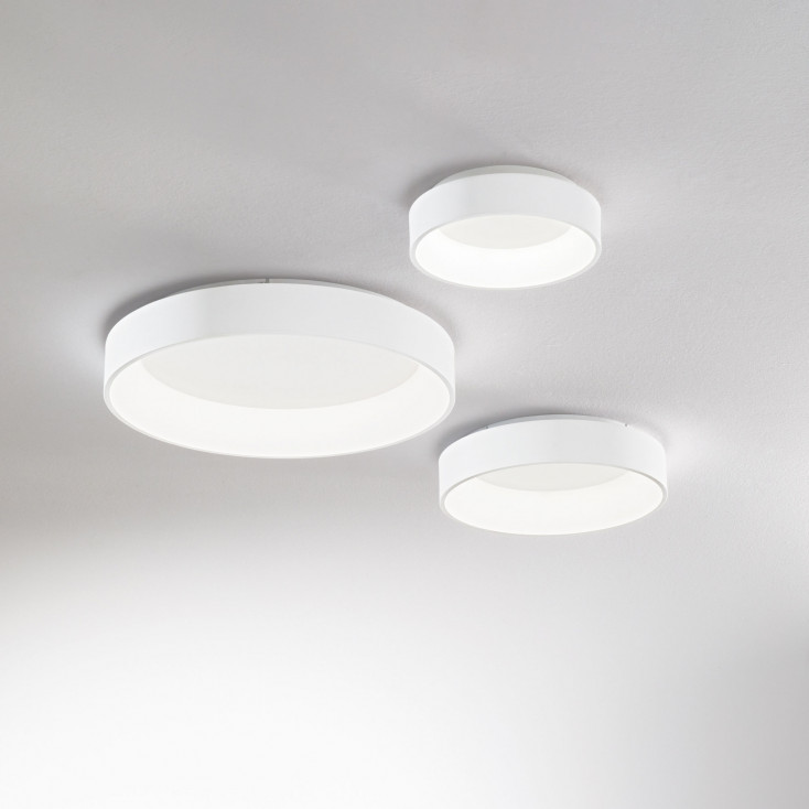 Plafoniera a led piccola con struttura in metallo e diffusore rotondo