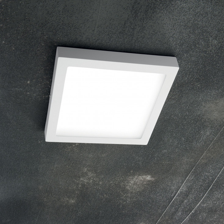 Plafoniera led quadarata mini con struttura in acciaio e diffusore in acrilico
