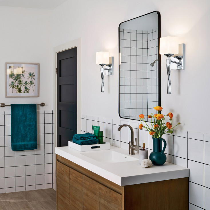 Applique per bagno con struttura in acciaio e diffusore in vetro opalino