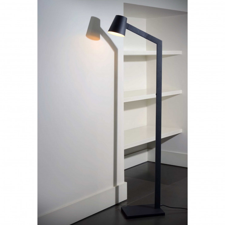 Lampada da terra con struttura in metallo e paralume orientabile