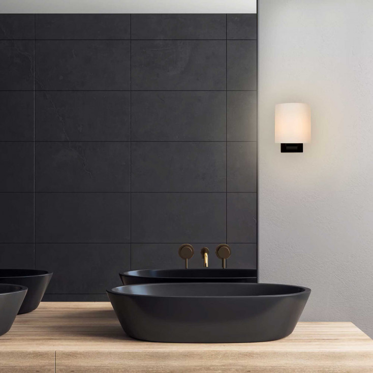 Applique con struttura in metallo con diffusore in vetro dal design moderno