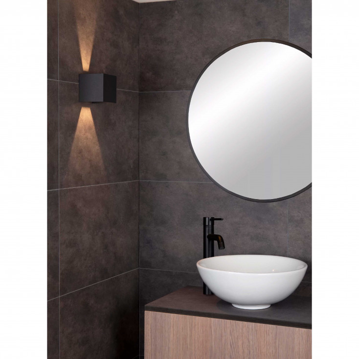Applique con struttura in metallo cubica dal design moderno e diffusore a LED