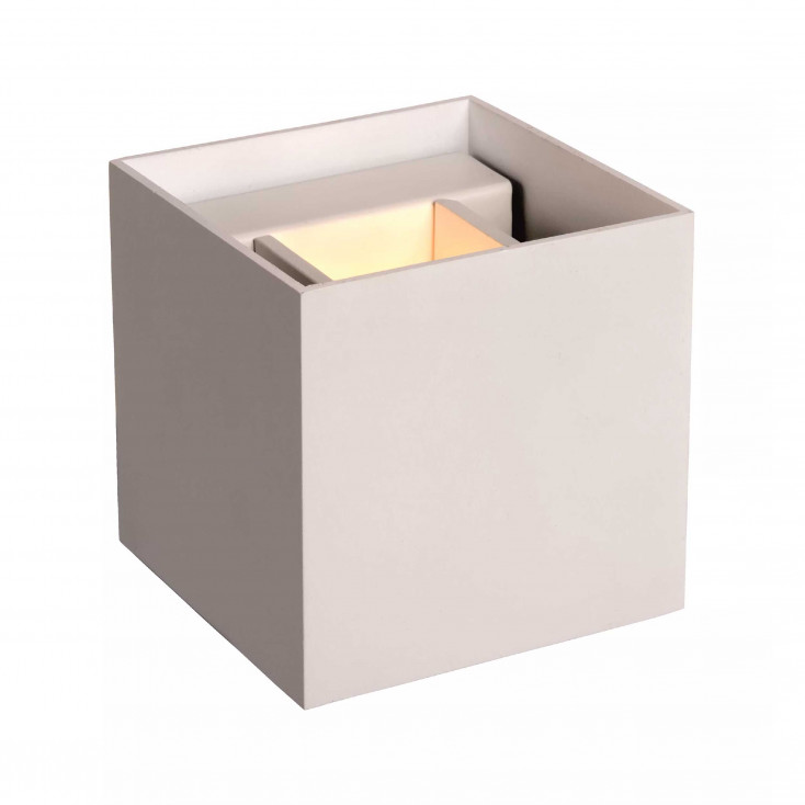 Applique con struttura in metallo cubica dal design moderno e diffusore a LED