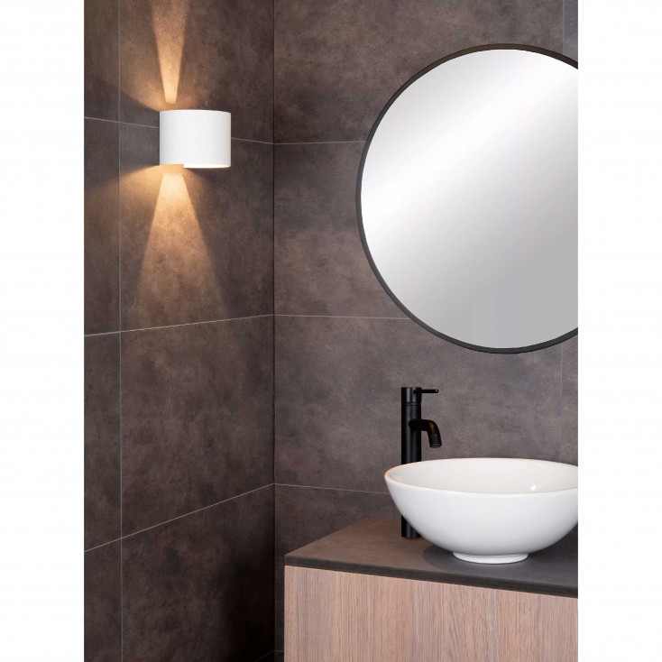 Applique da parete a led e struttura arrotondata in metallo dal design moderno