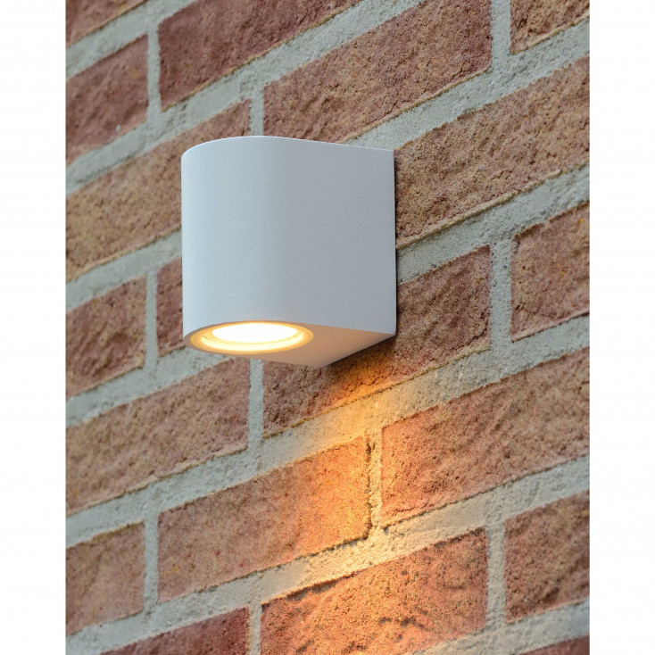 Applique da esterno con struttura in alluminio arrotondata dal design moderno