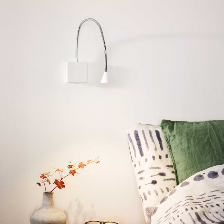 Applique da parete a LED con struttura in metallo e diffusore orientabile