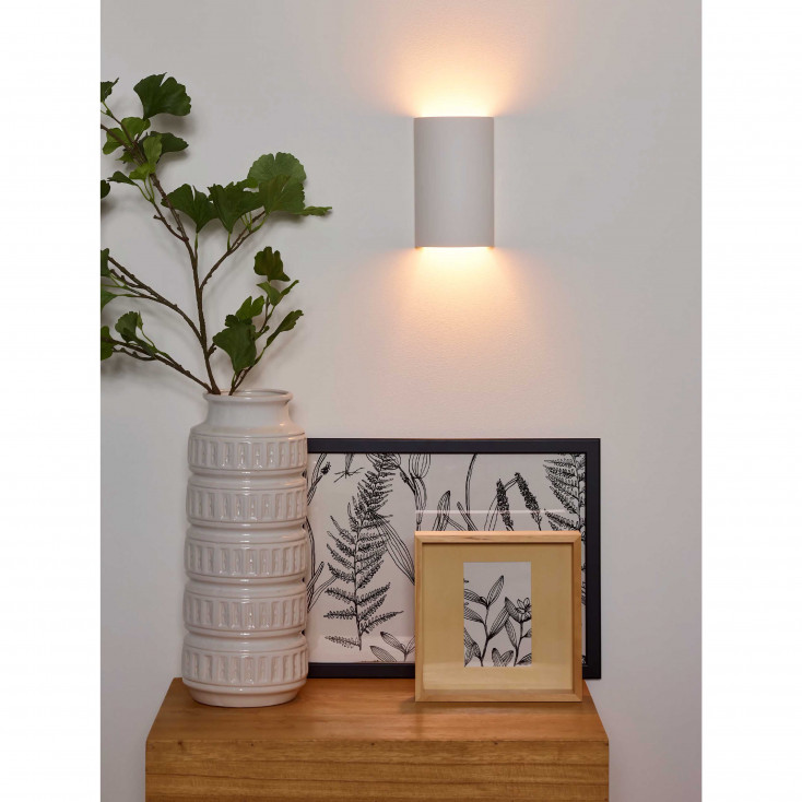 Applique da parete con struttura in cemento dal design moderno