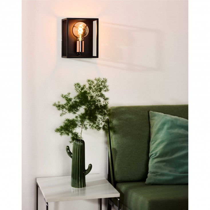 Applique da parete con struttura in metallo cubica dalle linee moderne