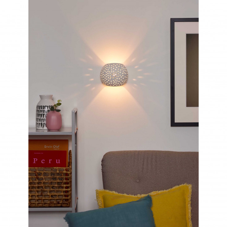 Applique da parete con struttura rotonda in cemento traforato dal design moderno