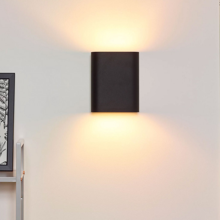 Applique da parete in acciaio dal design moderno ed elegante