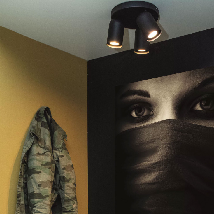 Faretto a soffitto rotondo con tre diffusori orientabili dal design moderno