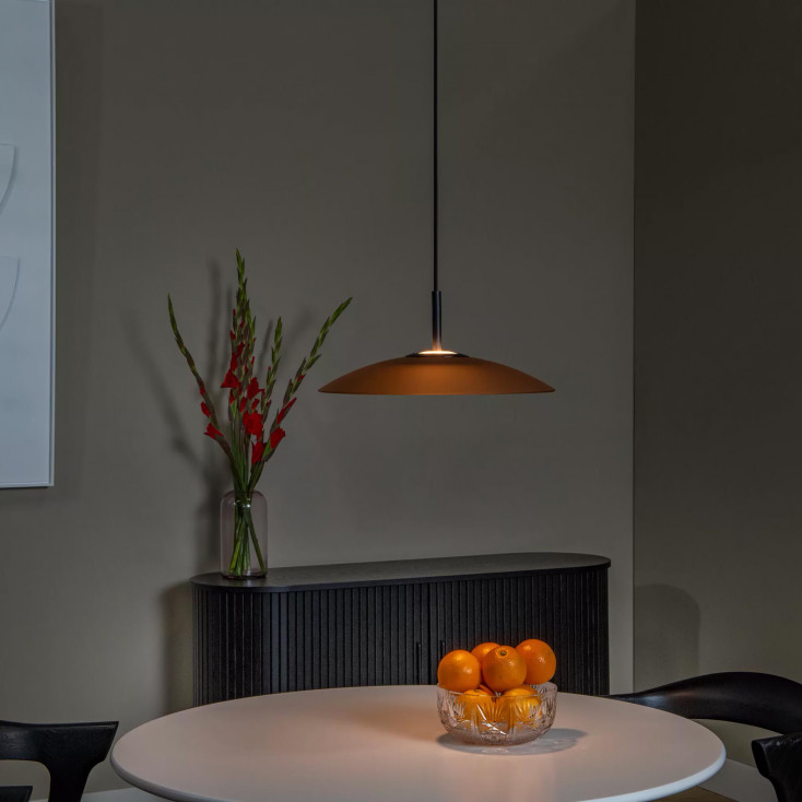 Lampada a sospensione in metallo con paralume in vetro dal design moderno