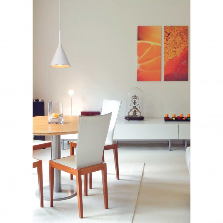 Lampada a sospensione moderna con diffusore con forma di cono in cemento