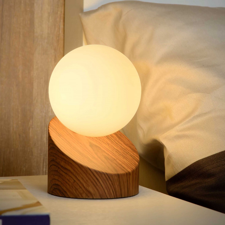 Lampada da comodino con base in metallo con diffusore in vetro a boccia