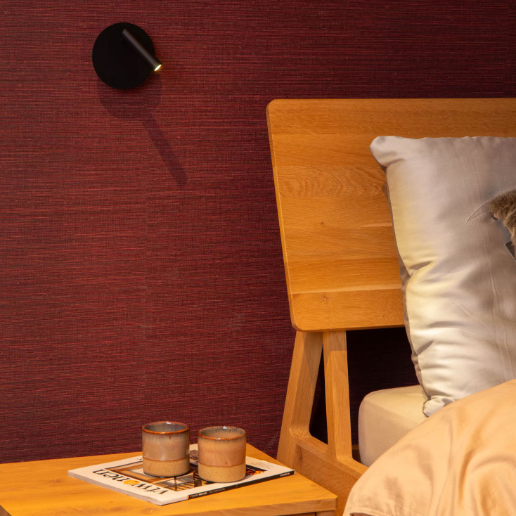 Lampada da comodino ricaricabile con faretto LED orientabile dal design moderno