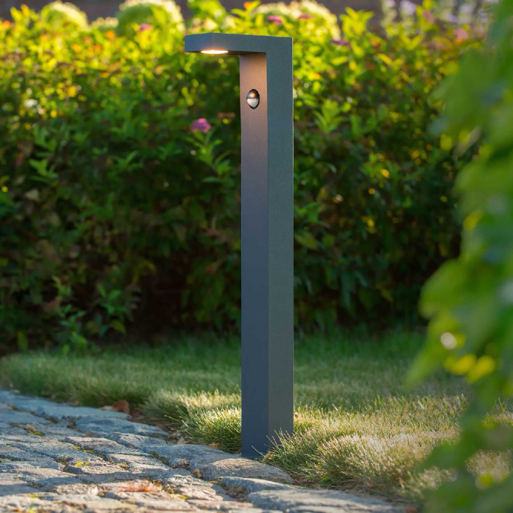 Lampione da giardino in alluminio alto a led dalle linee moderne con sensore