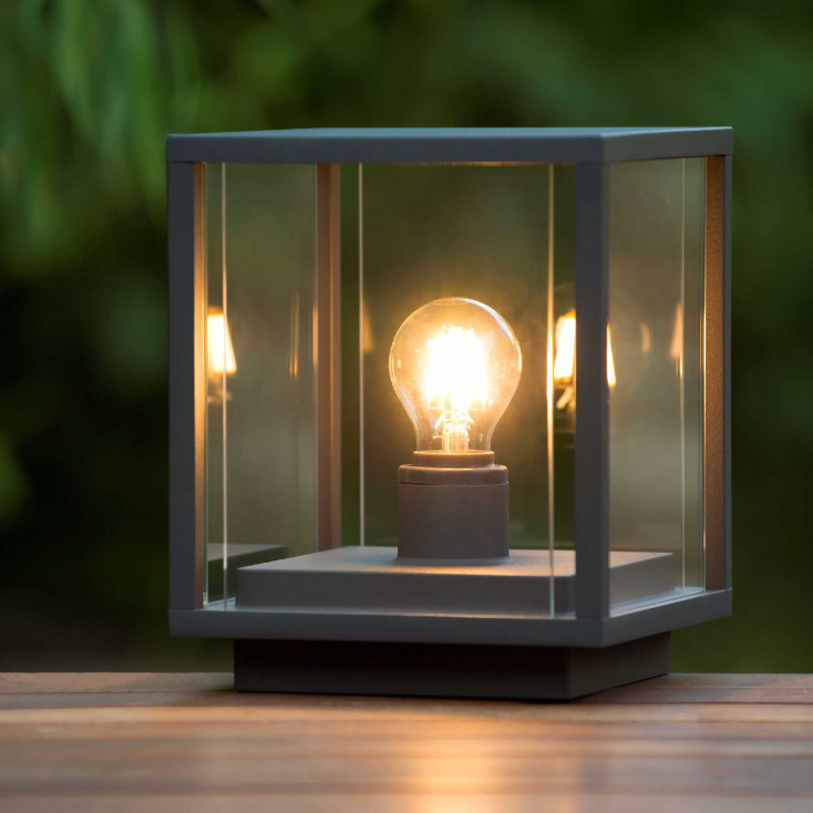 Lampioncino da giardino in metallo con diffusore in vetro dal design moderno