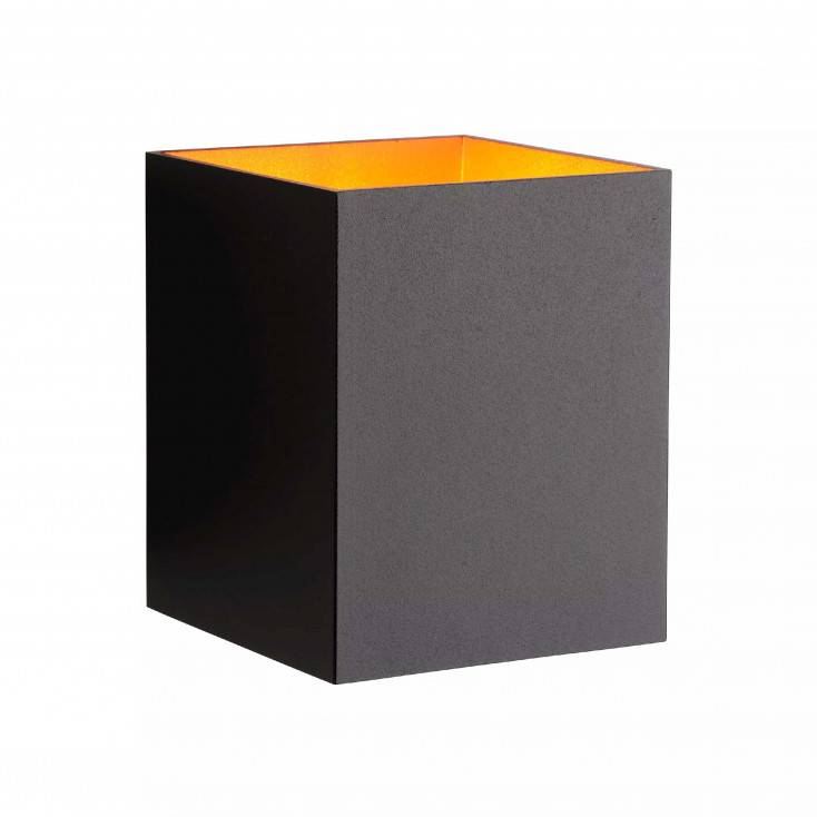 Lampada da parete con struttura a cubo in alluminio dalle linee moderne
