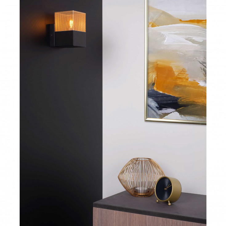 Lampada da parete con struttura e diffusore in metallo dal design moderno