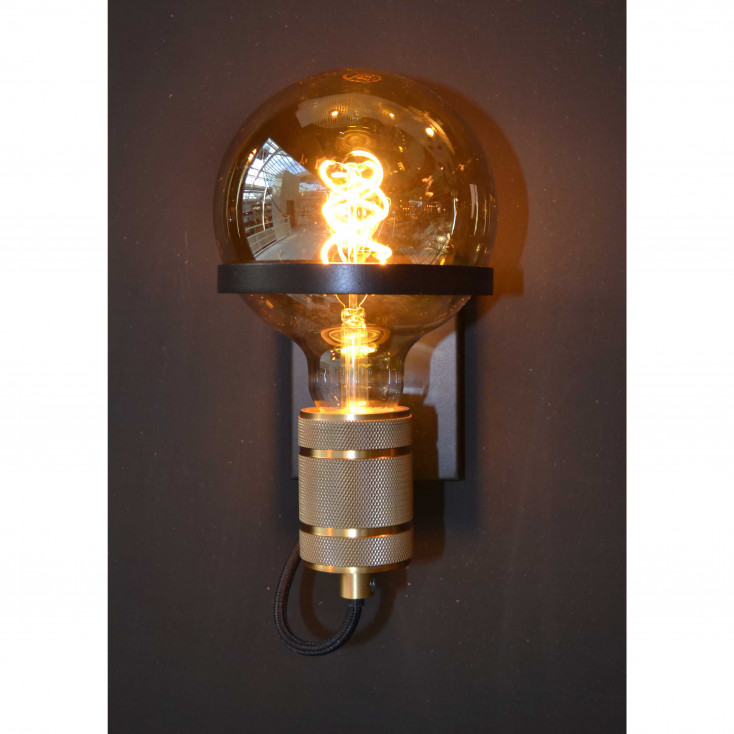 Lampada da parete con struttura in acciaio dalle linee moderne e semplici