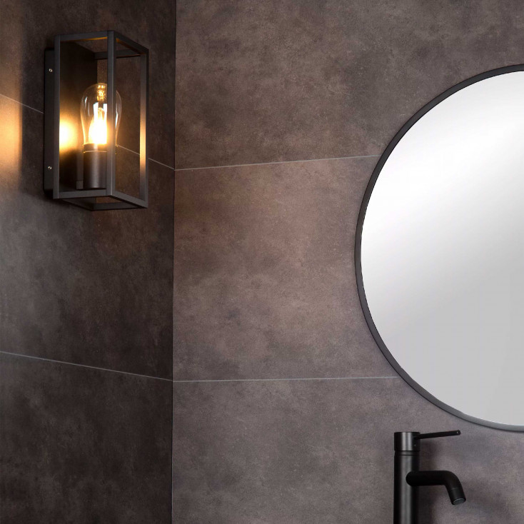 Lampada da parete con struttura in alluminio dalle linee moderne
