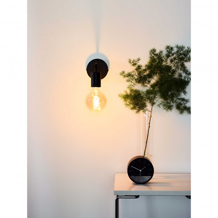 Lampada da parete con struttura in metallo dal design minimalista