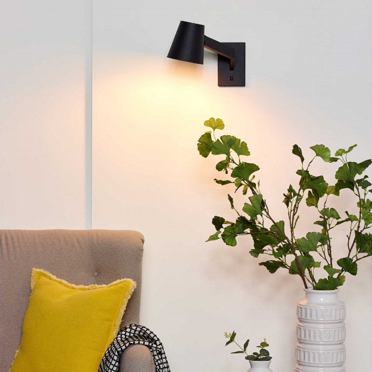 Lampada da parete con struttura in metallo dalle linee moderne