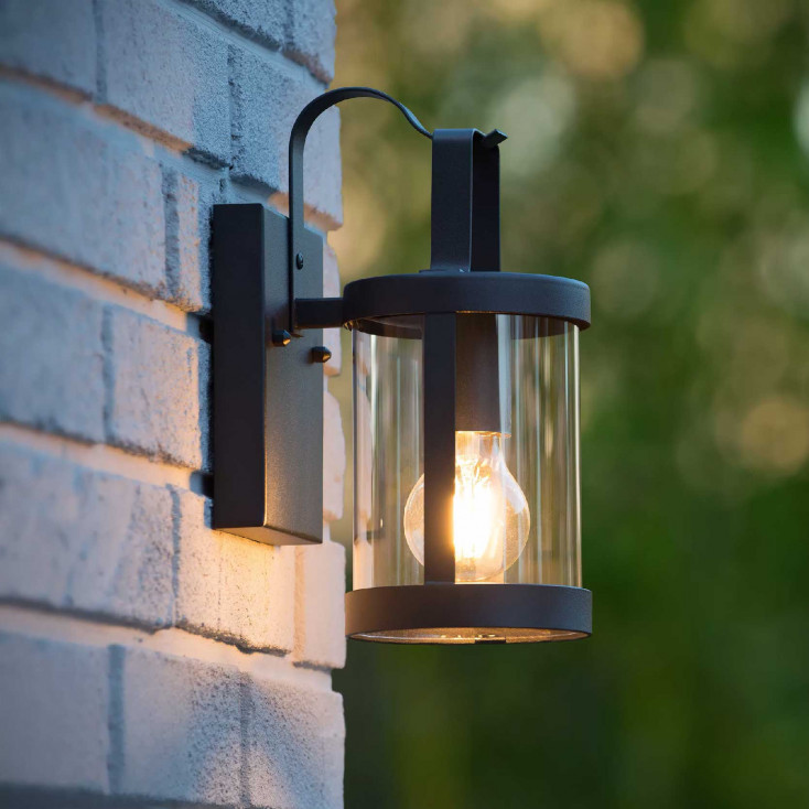 Lampada da parete per esterno con struttura in metallo e diffusore in vetro