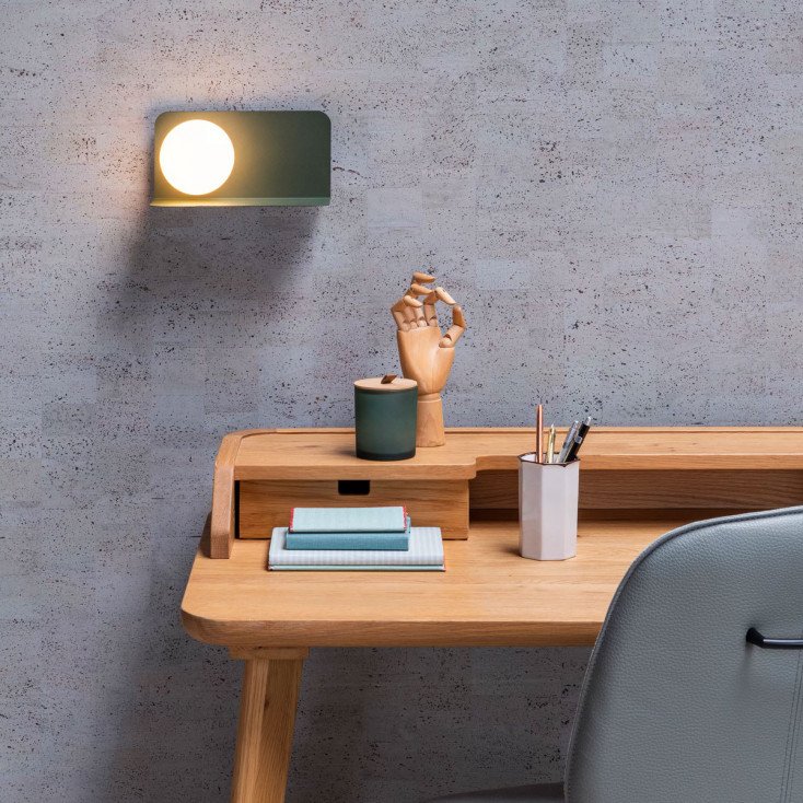 Lampada da parete struttura in acciaio e diffusore in vetro dal design moderno