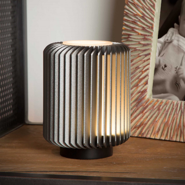 Lampada da tavolo a LED con struttura in alluminio dalle linee moderne