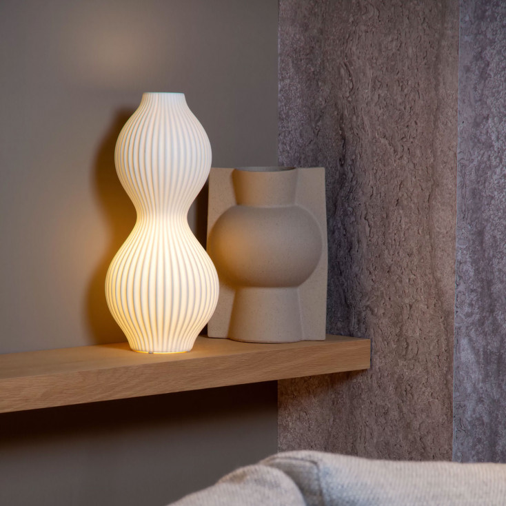 Lampada da tavolo alta in porcellana dalle linee sinuose e moderne