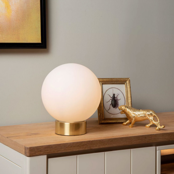Lampada da tavolo con base moderna in metallo e diffusore a boccia in vetro