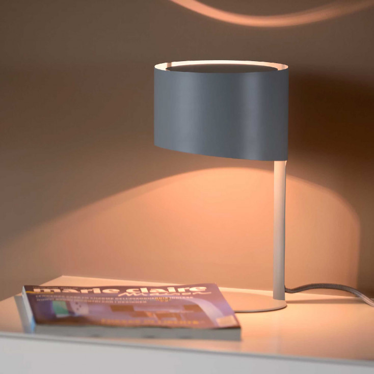 Lampada da tavolo con struttura e paralume in metallo dal design moderno
