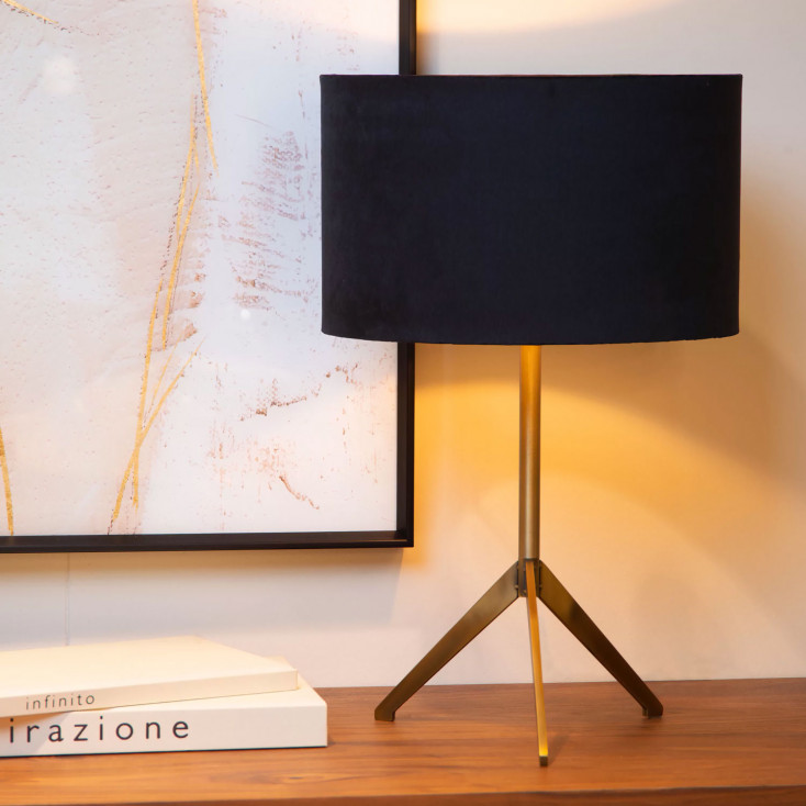 Lampada da tavolo con struttura in metallo e diffusore con paralume in lino