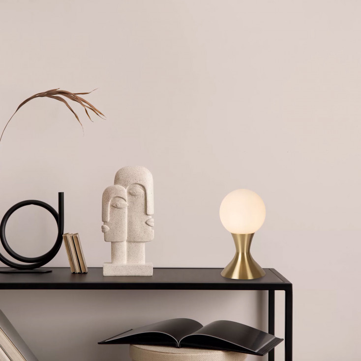 Lampada da tavolo con struttura in metallo e diffusore in vetro opalino