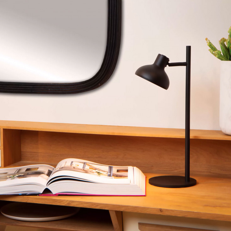 Lampada da tavolo dal design moderno interamente in acciaio