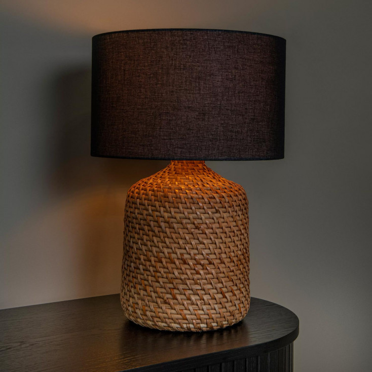 Lampada da tavolo moderna con base in rattan e diffusore in tessuto