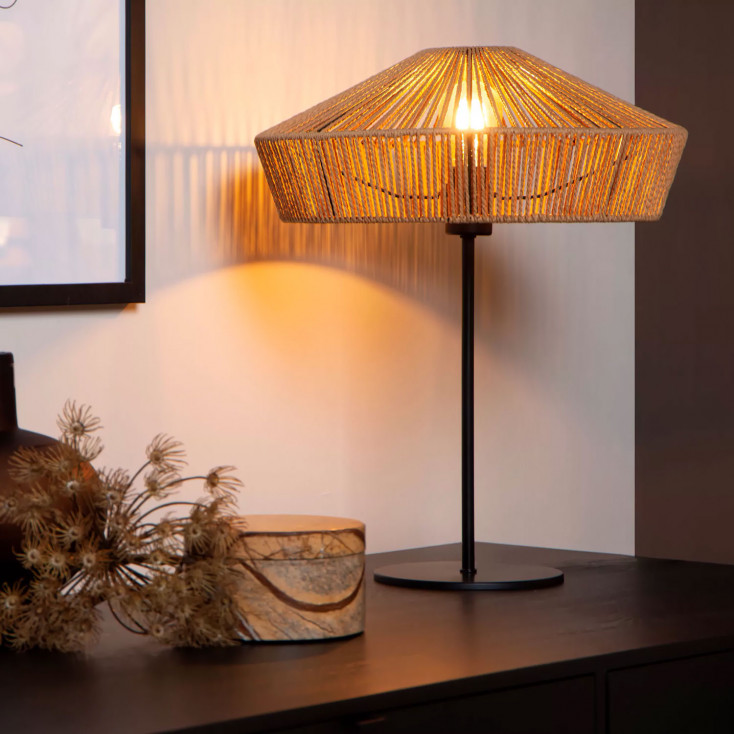 Lampada da tavolo struttura in metallo e diffusore in carta dal design rustico