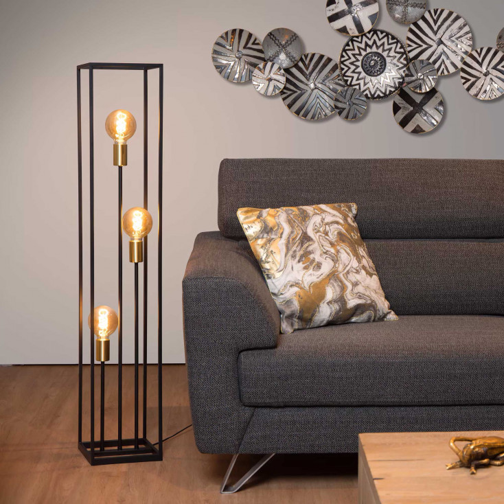 Piantana a 3 lampadine con struttura in metallo dalle linee moderne ed eleganti