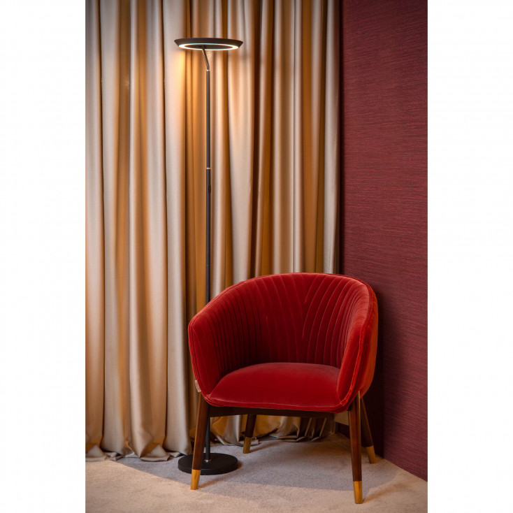 Piantana in metallo dal design moderno con diffusore a led dimmerabile