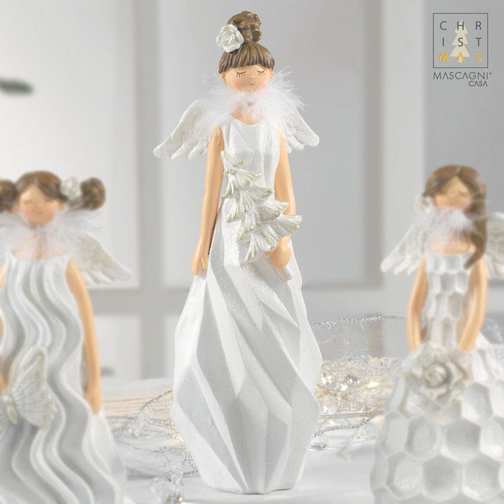 Angioletto con piume e abete con decorazioni natalizie