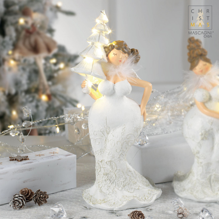 Angioletto con piume e abete e LED con decorazioni natalizie